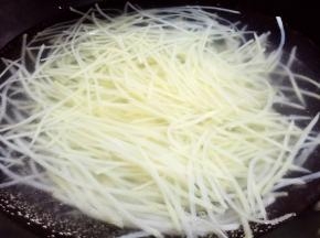 锅中烧开水，放入土豆丝焯水至8分熟即可，捞出过凉水备用