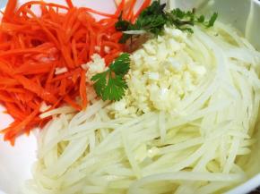 食材沥干水分放入碗中