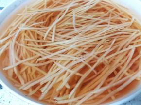 土豆切丝，用清水浸泡半小时