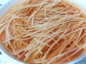 土豆切丝，用清水浸泡半小时