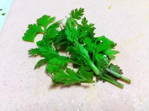 香菜切段（香菜多放些好吃，我要用的时候才发现家里只有一点点了，所以放的少）