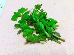 香菜切段（香菜多放些好吃，我要用的时候才发现家里只有一点点了，所以放的少）