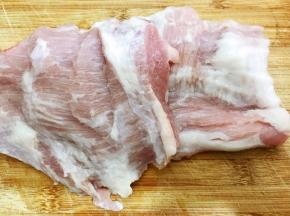 猪颈肉清洗干净沥干水份