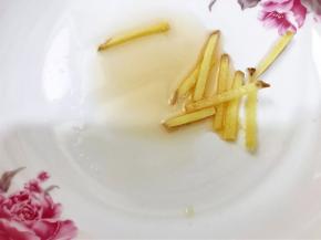 盘里放入姜丝和料酒