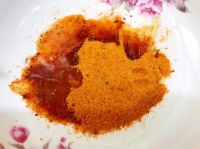 倒入腌料和纯净水