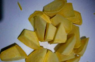 红薯洗净去皮切成滚刀块