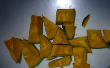 板栗南瓜洗净切成滚刀块