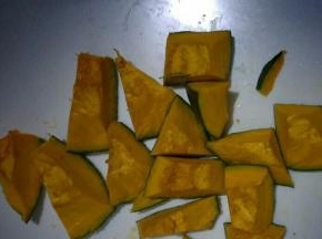 板栗南瓜洗净切成滚刀块