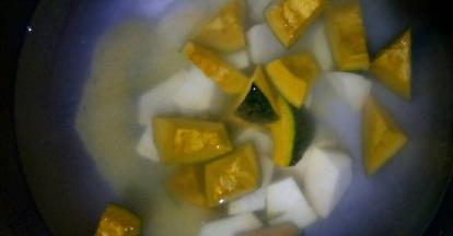 锅中倒水，放入小米，板栗南瓜和红薯