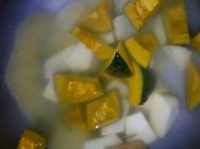 锅中倒水，放入小米，板栗南瓜和红薯