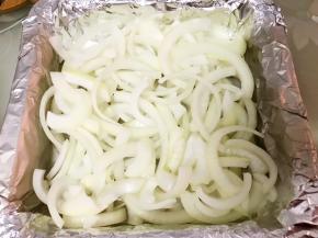 洋葱切丝放入铺有锡纸的烤盘里