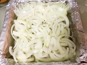 洋葱切丝放入铺有锡纸的烤盘里