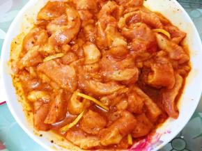 翻拌均匀后封上保鲜膜入冰箱冷藏腌制4个小时