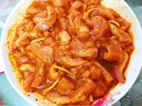 翻拌均匀后封上保鲜膜入冰箱冷藏腌制4个小时