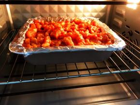 放入预热好的烤箱中层上下火200度烤25分钟左右