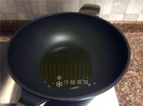 热锅倒油烧至八成热。