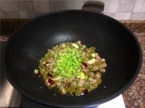 放入芹菜翻炒片刻。