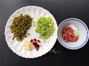 将各种材料切成如图所示，牛肉切丁加入适量淀粉和香油拌匀。