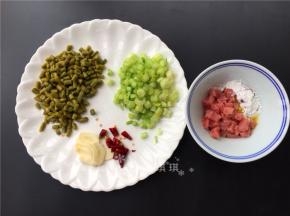 将各种材料切成如图所示，牛肉切丁加入适量淀粉和香油拌匀。
