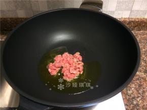 放入牛肉快速翻炒至变色断生。