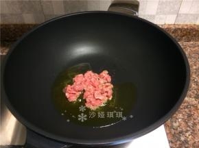 放入牛肉快速翻炒至变色断生。