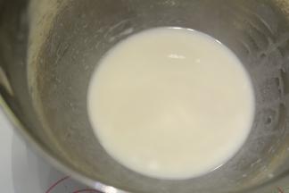 充分搅拌至乳化。