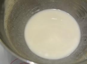 充分搅拌至乳化。