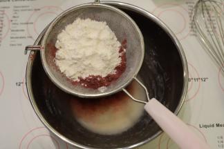 低粉和甜菜粉筛入油奶混合物内，拌至无干粉。