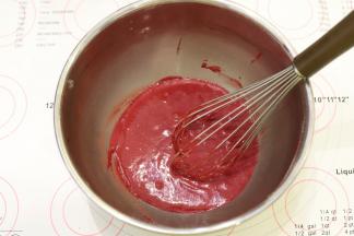 拌至顺滑的蛋黄糊。