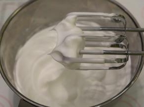 将蛋清磕入打蛋盆内，滴入柠檬汁，分三次将细砂糖加入蛋清内，打发至湿性偏干性发泡。