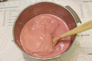 蛋白和蛋黄糊分三次上下翻拌手法混合均匀