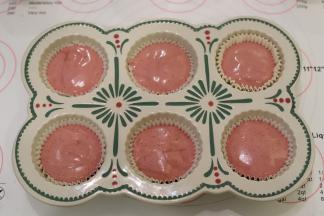 蛋黄糊装入裱花袋内，挤入6连的圆形杯子蛋糕模内。