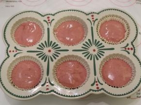 蛋黄糊装入裱花袋内，挤入6连的圆形杯子蛋糕模内。