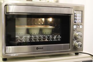 烤箱预热150度，上下火中层，130度25分钟，转160度7-10分钟。