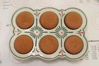 出炉后马上取出蛋糕胚，放凉备用。