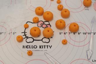 利用切刀切出南瓜的形状。