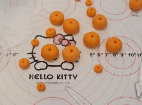 利用切刀切出南瓜的形状。