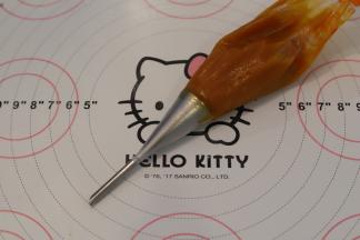 南瓜切片蒸熟，按湿润度添加牛奶，调成南瓜泥，装入装好泡芙花嘴的裱花袋内。