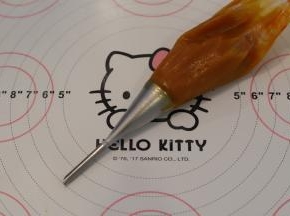 南瓜切片蒸熟，按湿润度添加牛奶，调成南瓜泥，装入装好泡芙花嘴的裱花袋内。