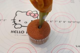 从中间挤入蛋糕胚内。