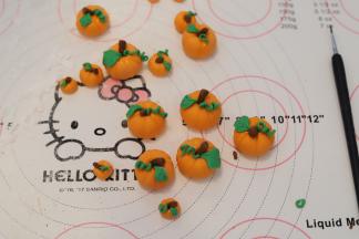 绿色干佩斯做好花蔓和叶子，棕色干佩斯做好花茎。