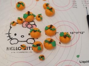 绿色干佩斯做好花蔓和叶子，棕色干佩斯做好花茎。