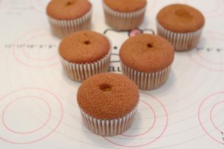 挤好所有的蛋糕胚。