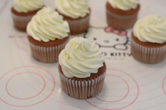 挤在蛋糕胚上面装饰。