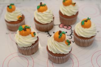 按自己喜欢摆放好南瓜。