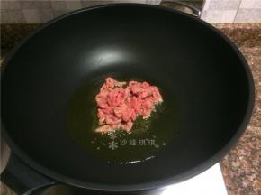 放入牛肉快速翻炒变色断生。