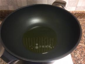 热锅倒油烧至八成热。