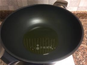 热锅倒油烧至八成热。