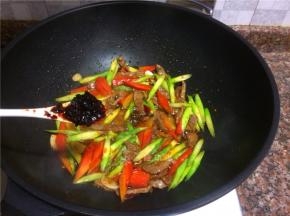 放入1勺老干妈油辣椒翻炒均匀即可出锅。