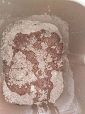 除黄油和巧克力豆外所有材料放入面包机揉面。